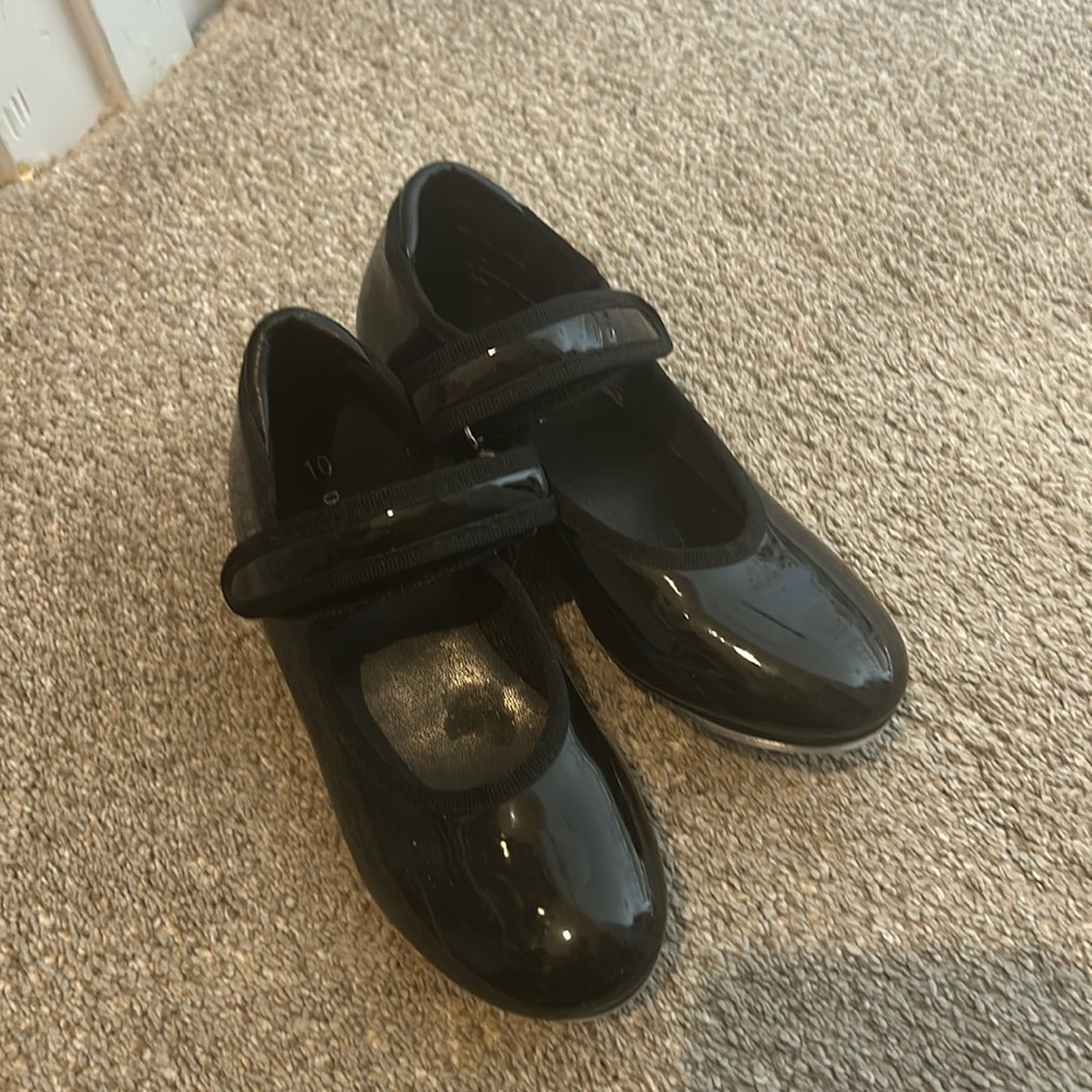 Size 10 girls danskin tap shoes. Lightly worn